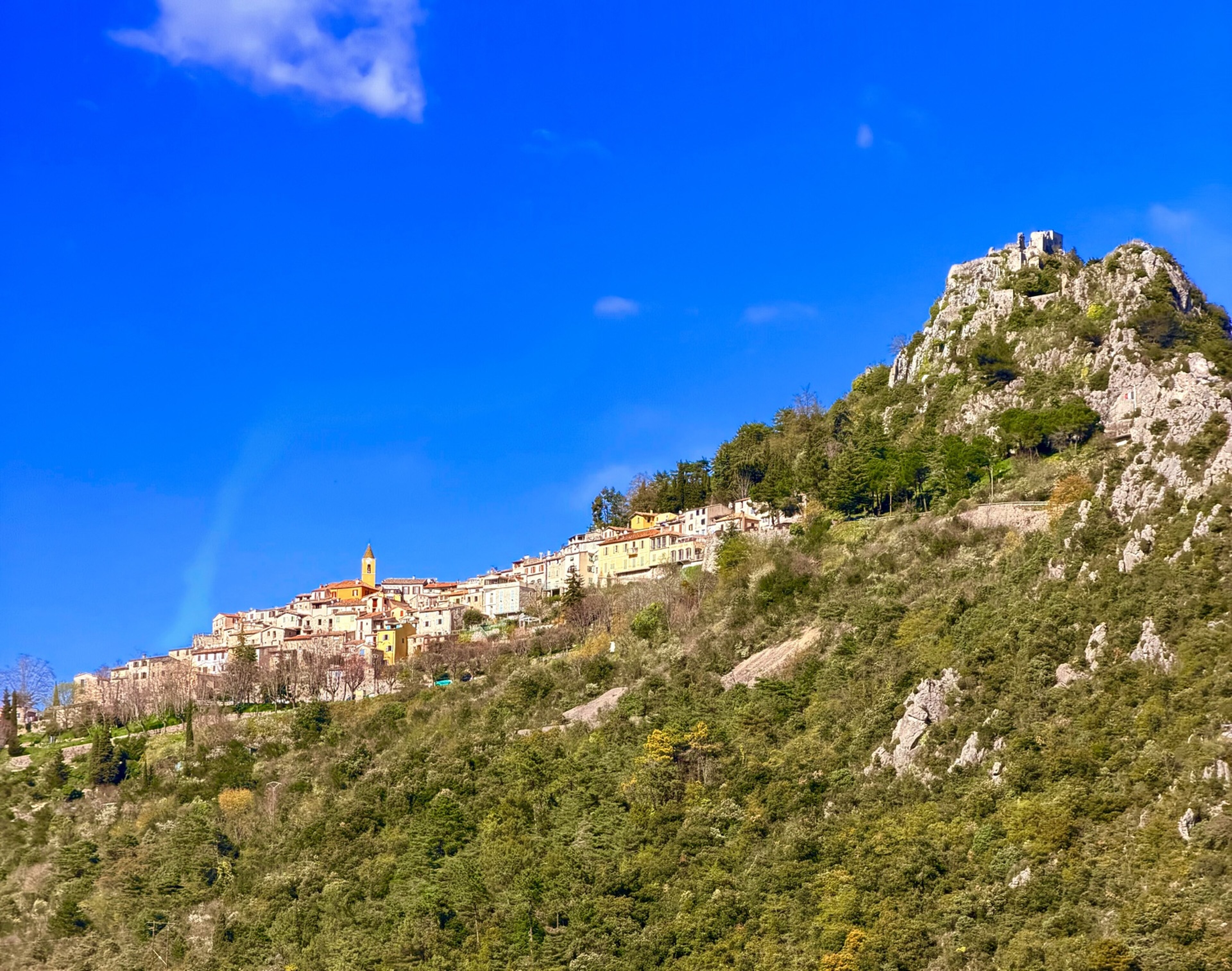 Le village perché de Sainte-Agnès et son site castral